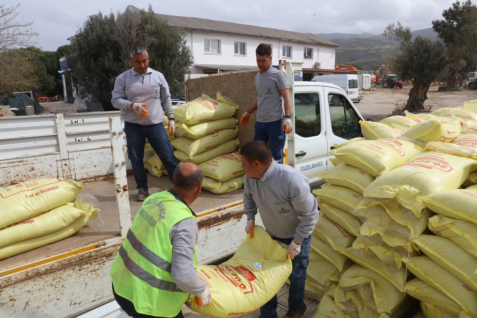 GÜZELBAHÇE BELEDİYESİ ÇİFTÇİYE DESTEĞİ SÜRDÜRÜYOR