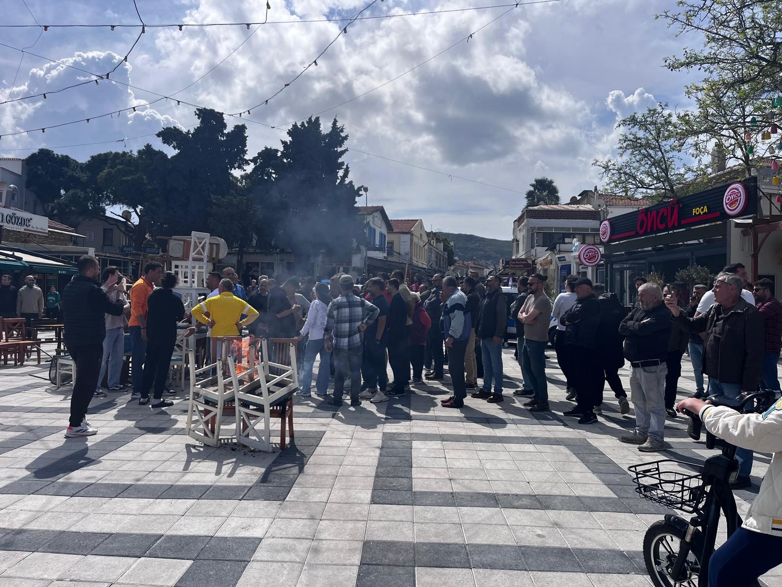 BELEDİYE BAŞKANINI PROTESTO EDEN ESNAF, MASA VE SANDALYE YAKTI