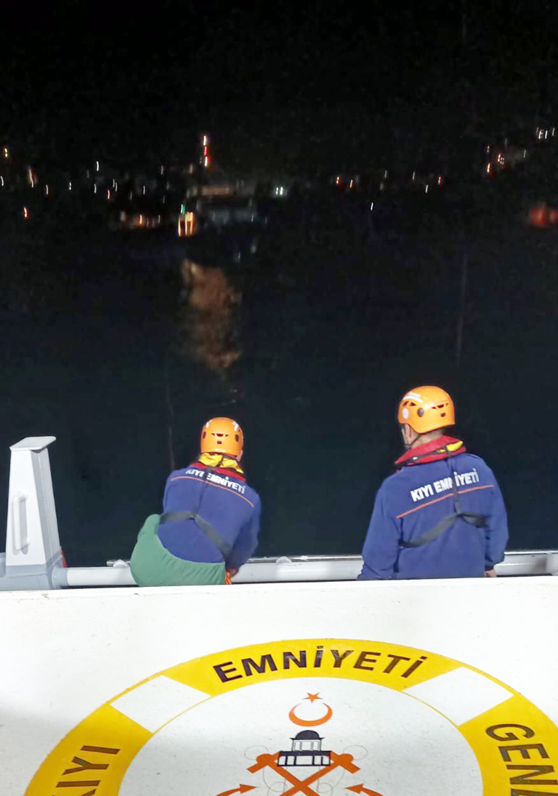 38 METRELİK TEKNE FIRTINADA SÜRÜKLENDİ, KIYEM EKİPLERİ KURTARDI