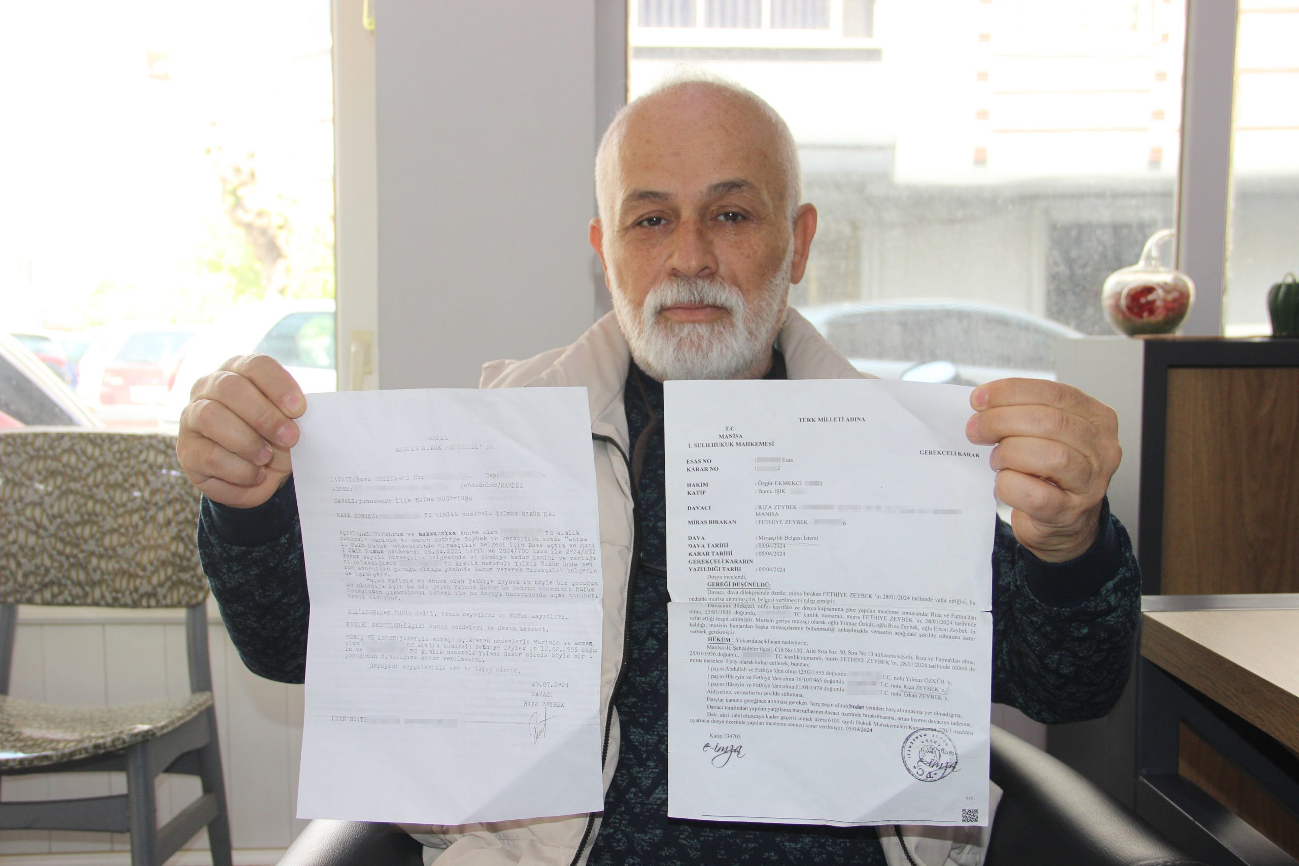 ANNESİNİN ÖLÜMÜYLE HAYATININ ŞOKUNU YAŞADI MANİSA'DA YAŞAYAN RIZA ZEYBEK İSİMLİ VATANDAŞ ANNESİNİN ÖLÜMÜN ARDINDAN ÇIKARDIĞI VERASET İLAMINDA ÜÇÜNCÜ BİR KARDEŞİ DAHA OLDUĞUNU ÖĞRENDİ SADECE NÜFUSTA GÖZÜKEN KARDEŞİN HİÇBİR YERDE İZİNE RASTLAYAMAYAN RIZA ZEYBEK, NÜFUSTAN KAYNAKLI HATANIN DÜZELTİLMESİ İÇİN 1 SENEDEN FAZLA BİR ZAMANDIR HUKUK MÜCADELESİ VERİYOR