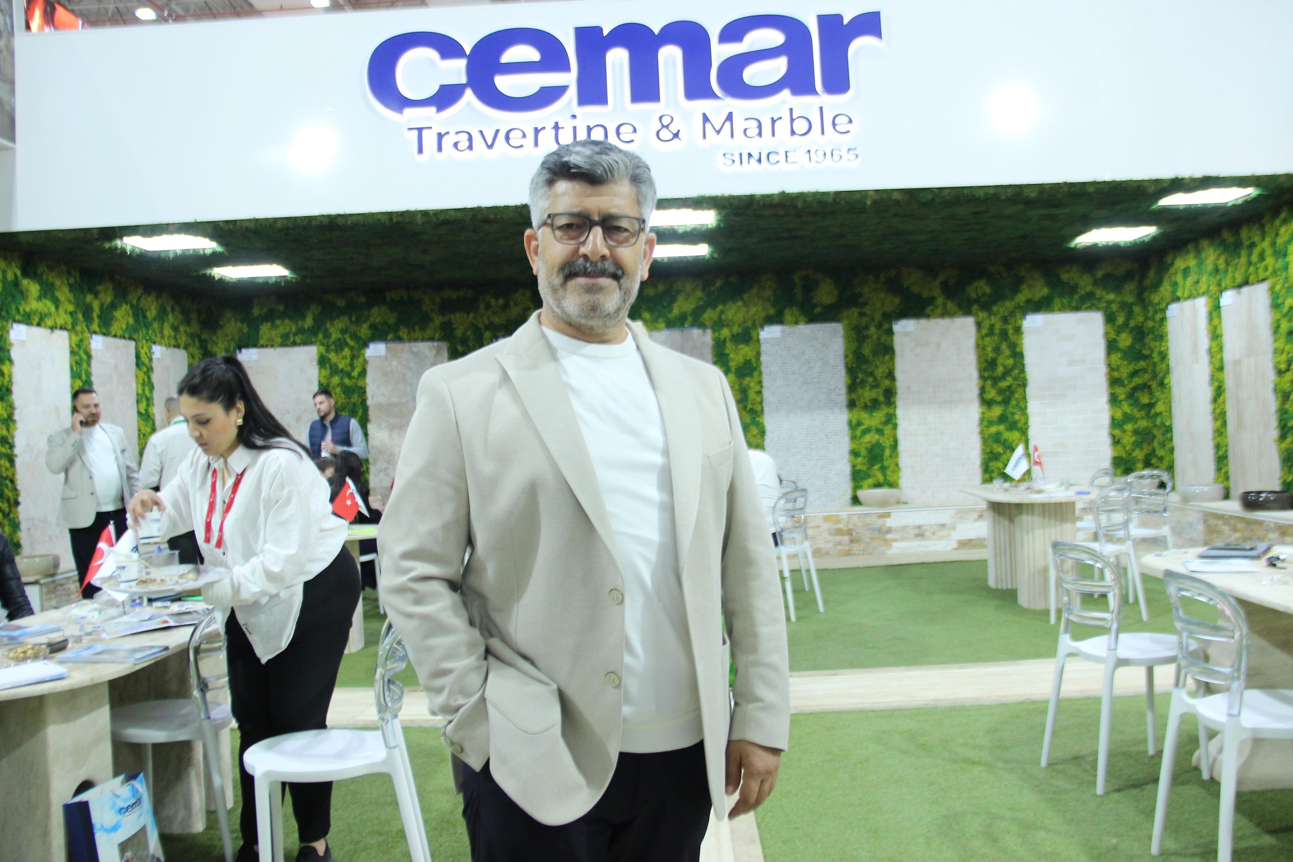 MARBLE İZMİR'İN GÖZDESİ CEMAR STANDINA YOĞUN İLGİ CEMAR MERMER VE TRAVERTEN GENEL MÜDÜRÜ YUSUF YALÇIN: "TECRÜBE SAHİBİYİZ; BU FUARDA DA BEKLENTİLERİMİZ YÜKSEK"