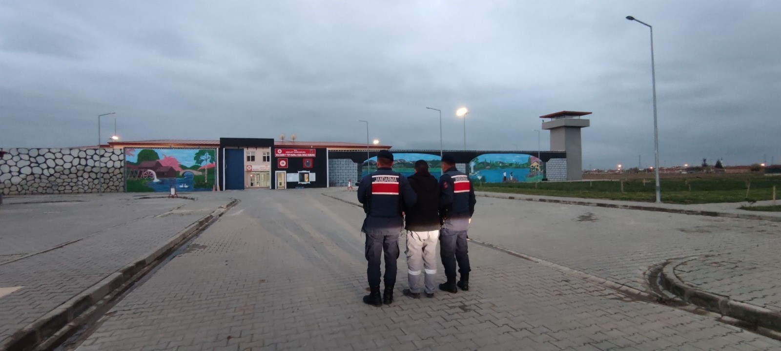RESMİ BELGEDE SAHTECİLİK SUÇUNDAN ARANAN ŞAHSI JANDARMA YAKALADI