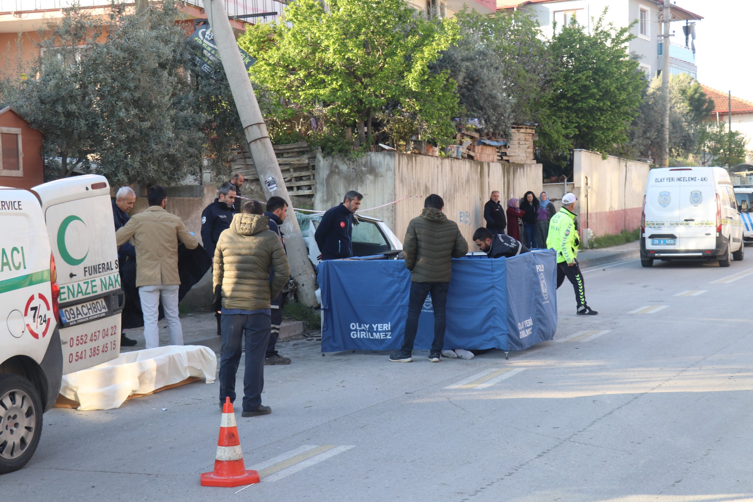 ELEKTRİK DİREĞİNE ÇARPAN OTOMOBİLİN SÜRÜCÜSÜ HAYATINI KAYBETTİ