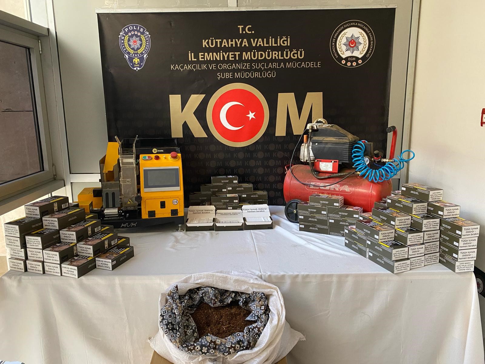 KÜTAHYA'DA KAÇAK MAKARON VE FİŞEK ELE GEÇİRİLDİ