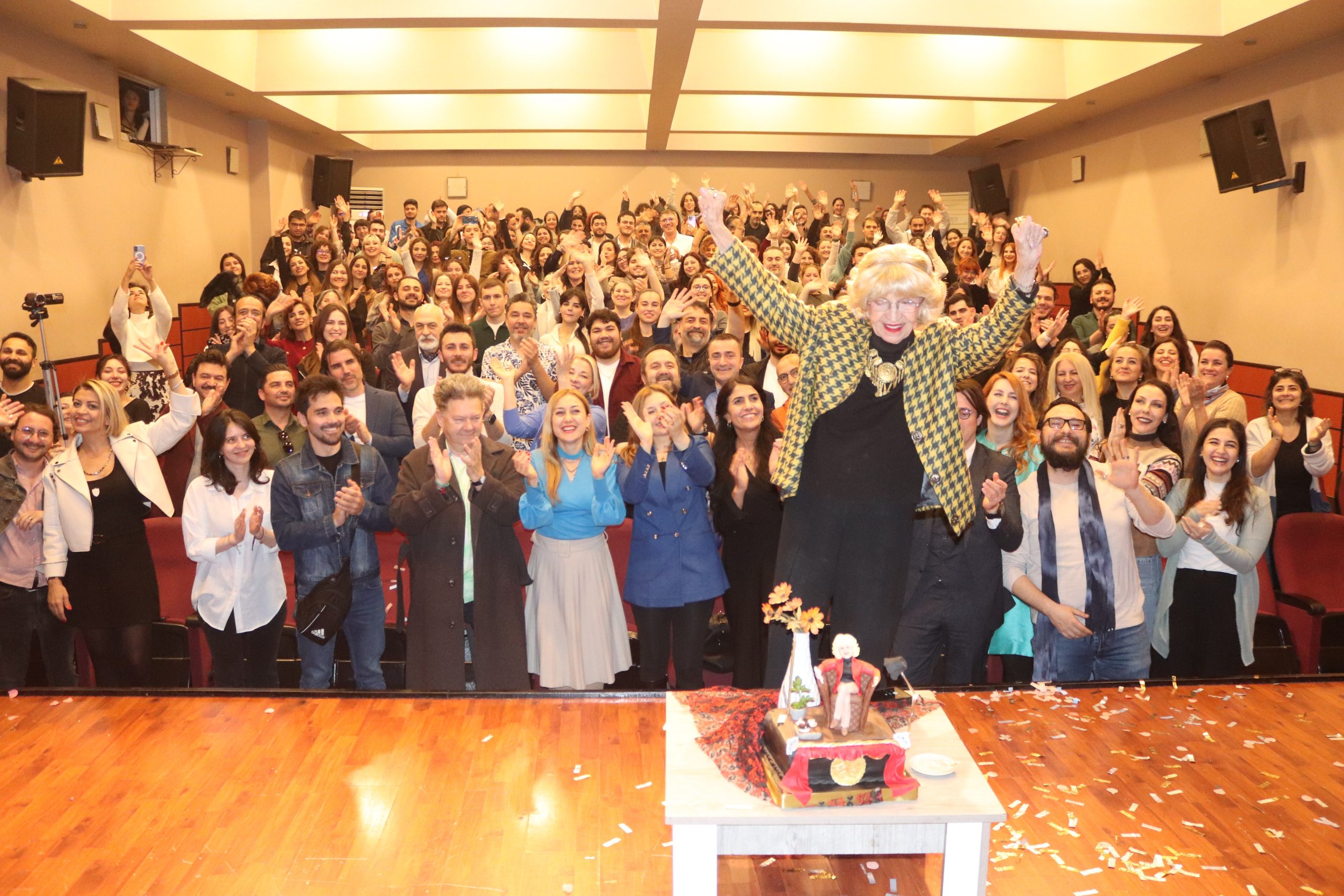 USTA TİYATROCU GÖKSEL KORTAY'A ADININ VERİLDİĞİ SAHNEDE DOĞUM GÜNÜ SÜRPRİZİ GÖKSEL KORTAY, TİYATROCU ADAYI ÖĞRENCİLERLE BİR ARAYA GELDİ