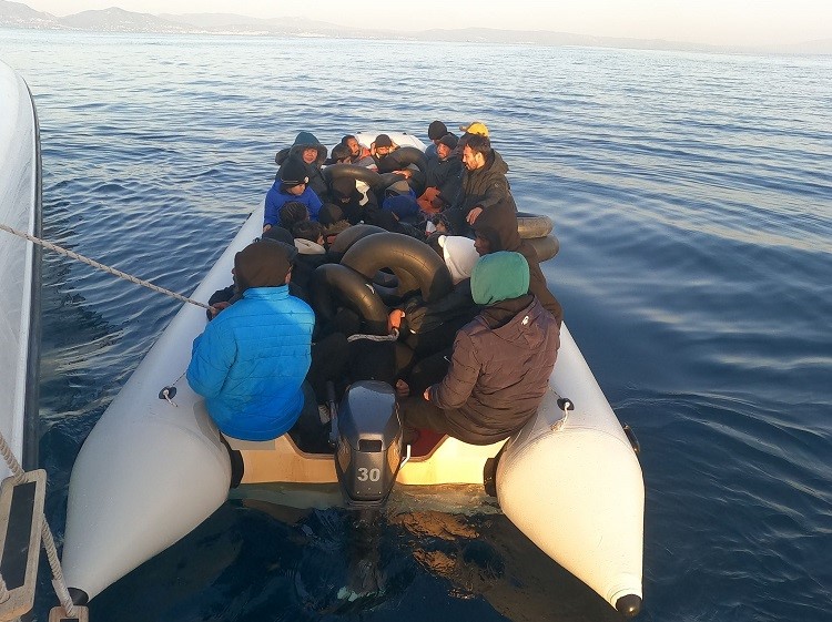 İZMİR AÇIKLARINDA 29 DÜZENSİZ GÖÇMEN YAKALANDI