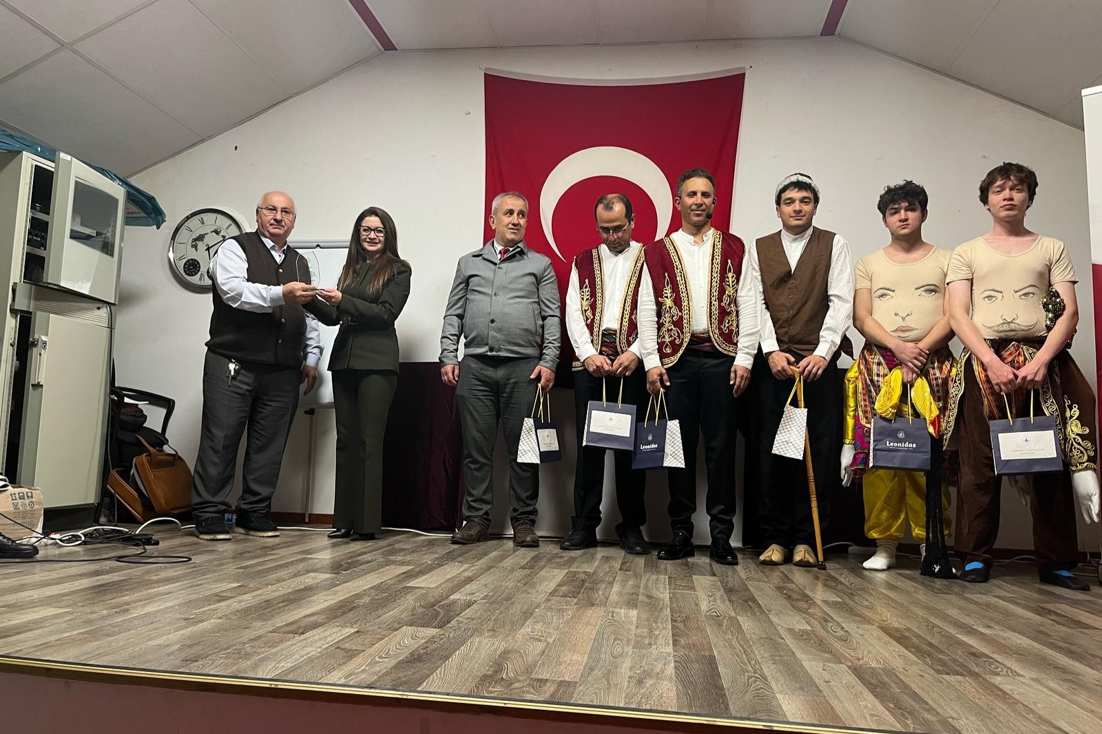 İZMİRLİ ÖĞRENCİLER GELENEKSEL OYUNLARI BELÇİKA'DA SAHNELEDİ
