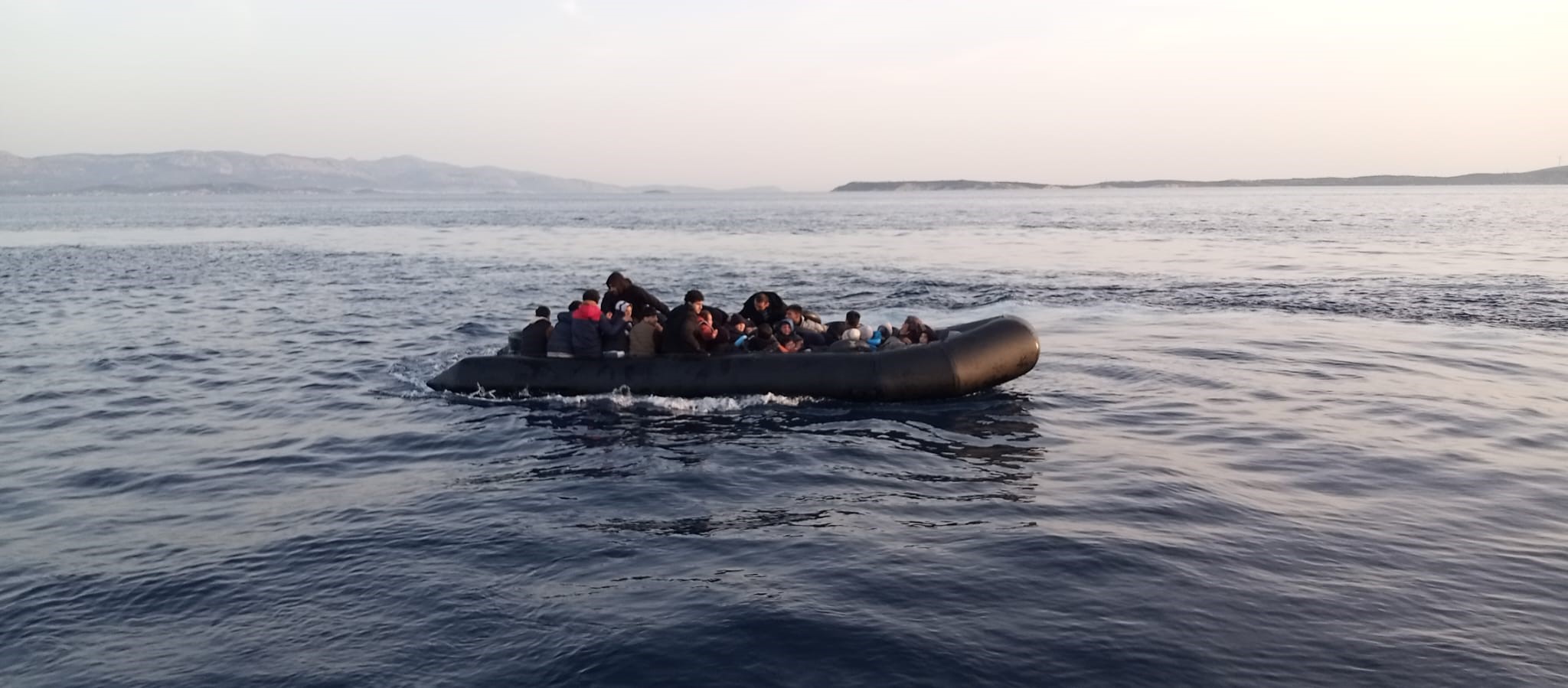İZMİR AÇIKLARINDA 41 DÜZENSİZ GÖÇMEN YAKALANDI