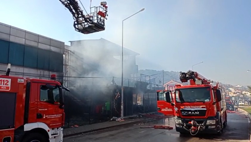 TARIM MARKETİNDE ÇIKAN YANGIN PANİĞE NEDEN OLDU