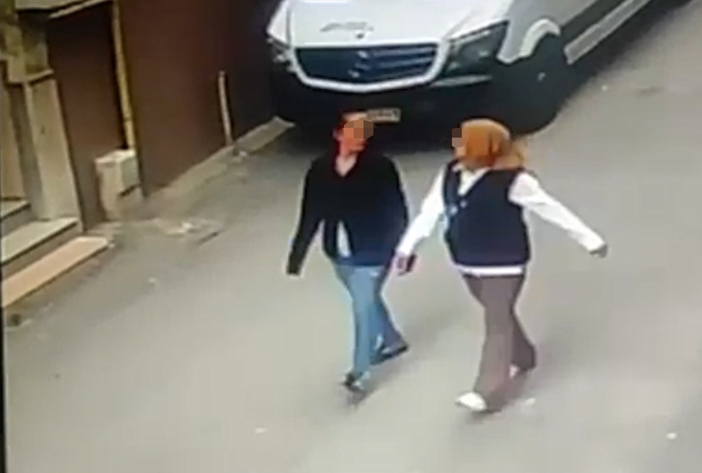 EVLERE GİREN KADIN HIRSIZLAR POLİSTEN KAÇAMADI