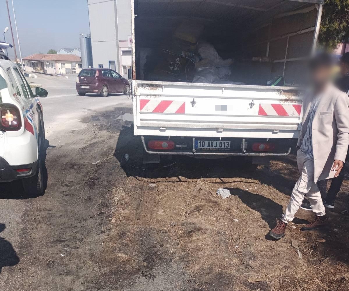 MANİSA'DA KAMYONET KASASINDA 16 İŞÇİ TAŞIYAN SÜRÜCÜYE CEZA KAMYONET TRAFİKTEN MEN EDİLDİ