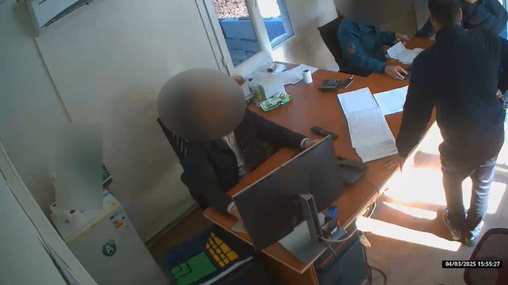 İZMİR'DE GÜMRÜKTE RÜŞVET OPERASYONU: 12 TUTUKLAMA