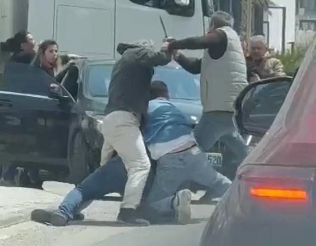 İZMİR'DE TRAFİKTE SATIRLI KAVGA KAMERADA