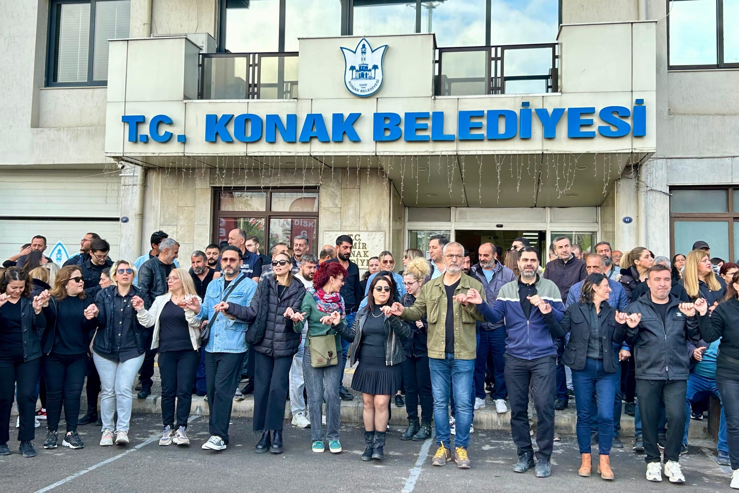 İŞÇİLERİ GREVE GİDEN CHP'Lİ KONAK BELEDİYESİ: "HİZMET VEREMEYECEĞİZ, SOKAĞA ÇÖP BIRAKMAYIN"