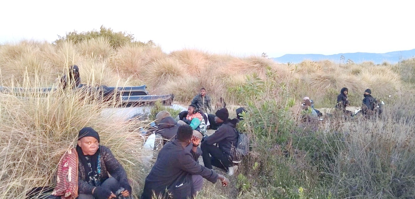İHA TESPİT ETTİ, GÖÇMEN KAÇAKÇILARI VE DÜZENSİZ GÖÇMENLER YAKALANDI