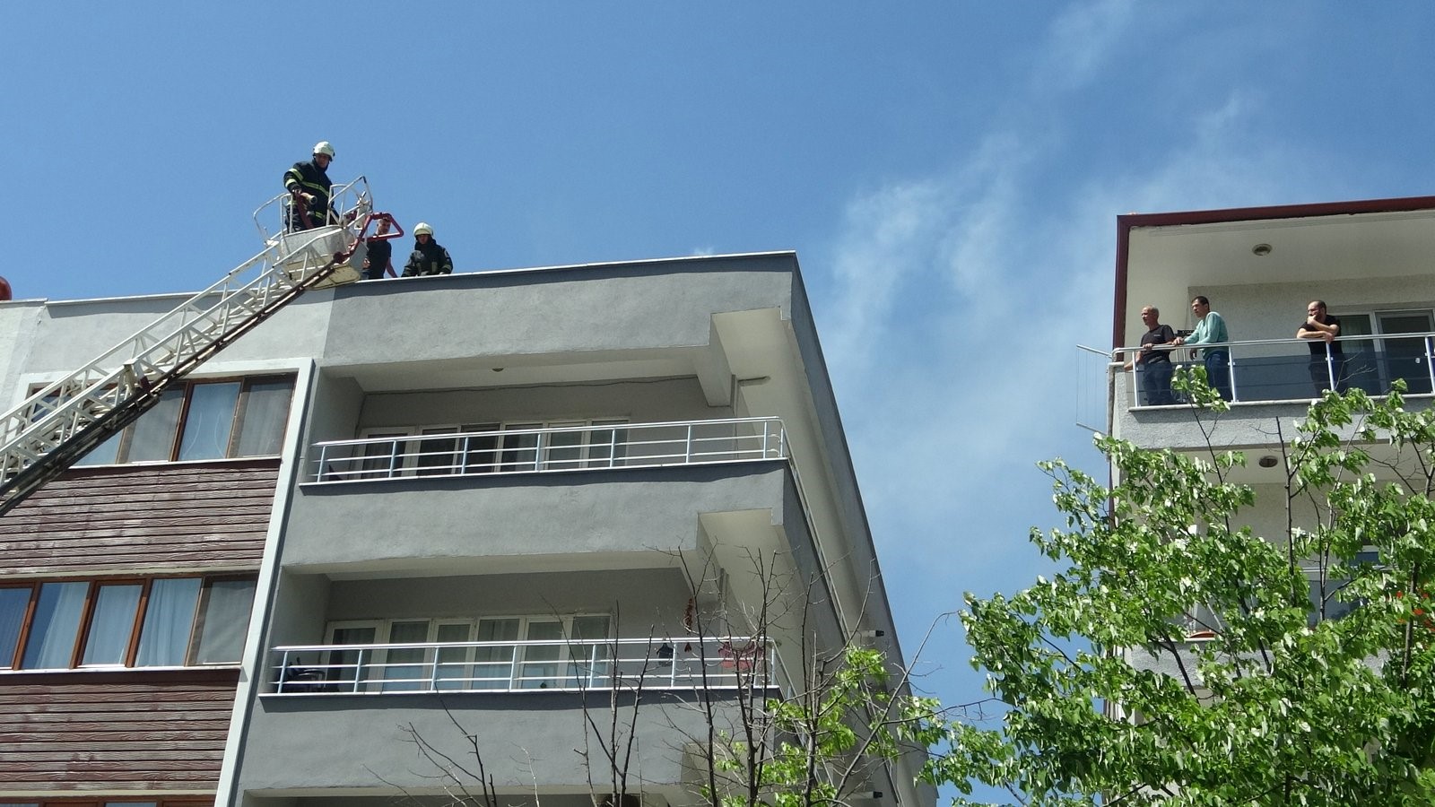 MENTEŞE'DE BACADAN ÇIKAN YANGIN PANİĞE NEDEN OLDU