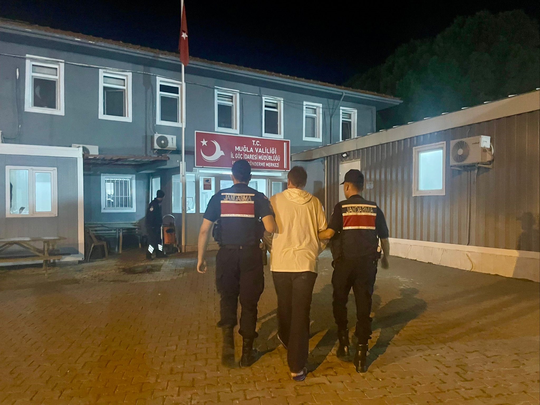 İNTERPOL TARAFINDAN ARANAN ŞÜPHELİ FETHİYE'DE YAKALANDI