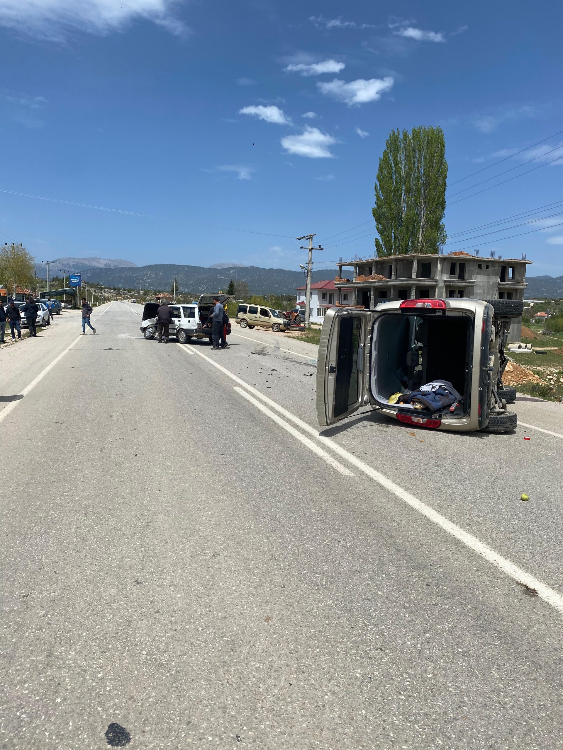 SEYDİKEMER'DE TRAFİK KAZASI: 5 YARALI