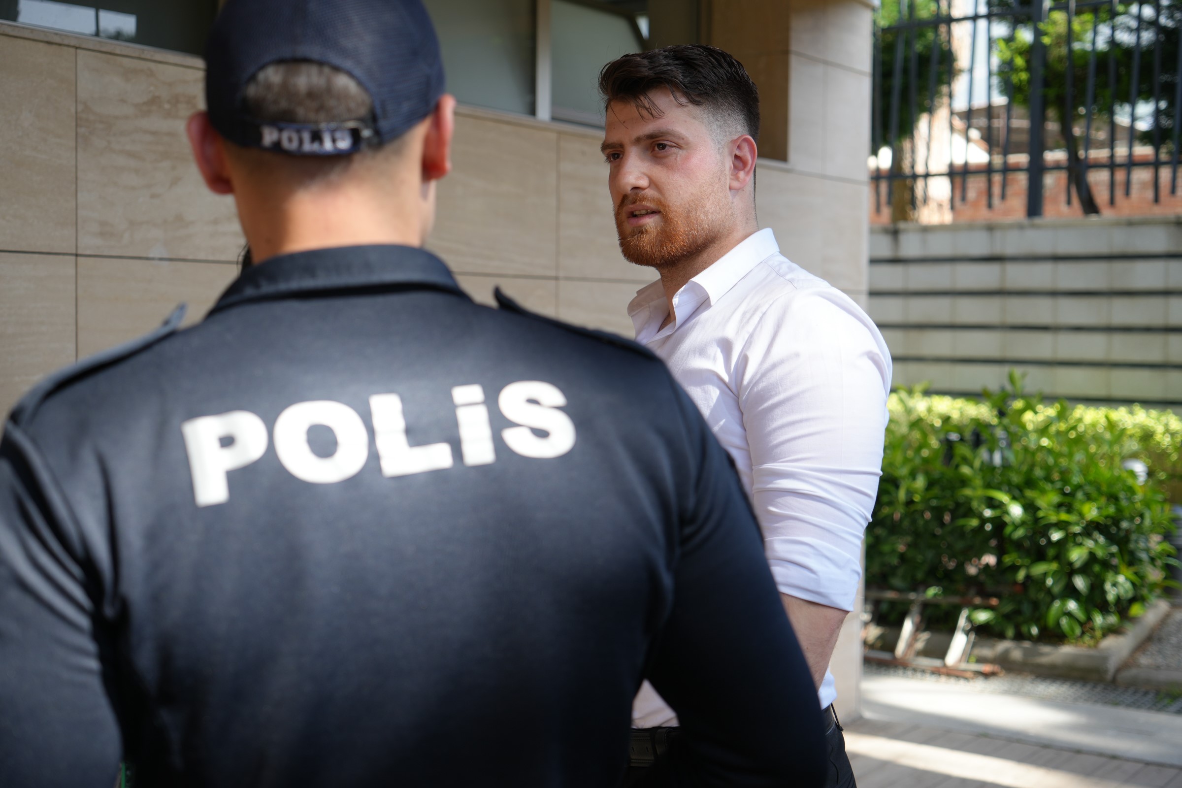 TUVALETTE BULDUĞU ALTIN DOLU KESEYİ POLİSE TESLİM ETTİ MANİSA'DA KAFE İŞLETMECİSİNDEN ÖRNEK DAVRANIŞ