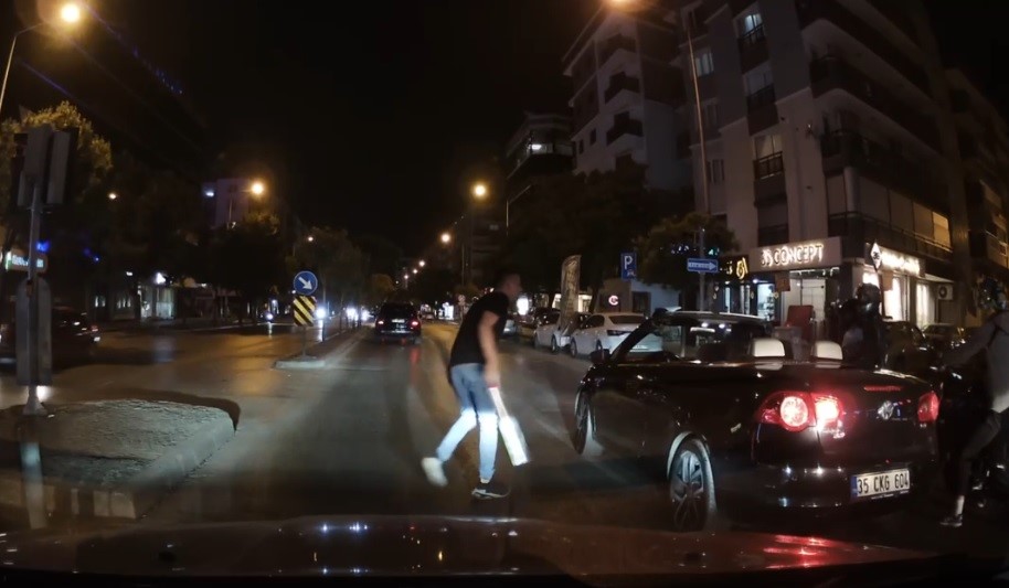 İZMİR'DE 'DÖNER BIÇAKLI' TRAFİK KAVGASI KAMERADA