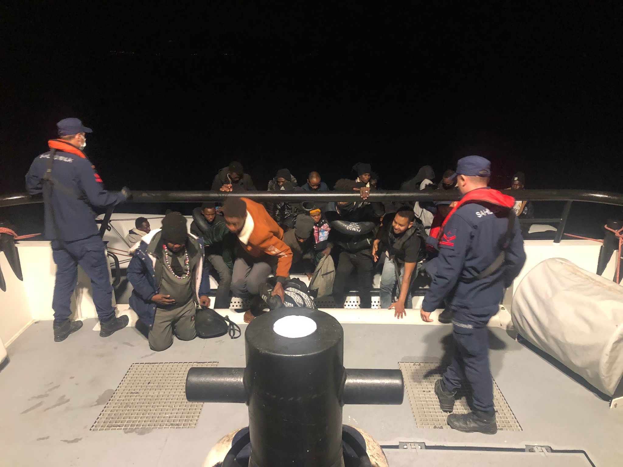 LASTİK BOT İÇERİSİNDE 28 GÖÇMEN YAKALANDI