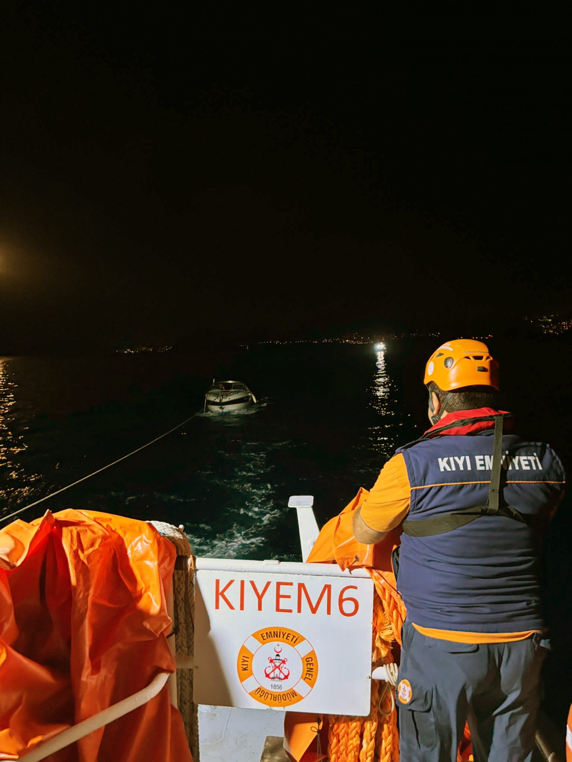 BODRUM AÇIKLARINDA ARIZALANAN TEKNEYİ KIYEM EKİPLERİ KURTARDI