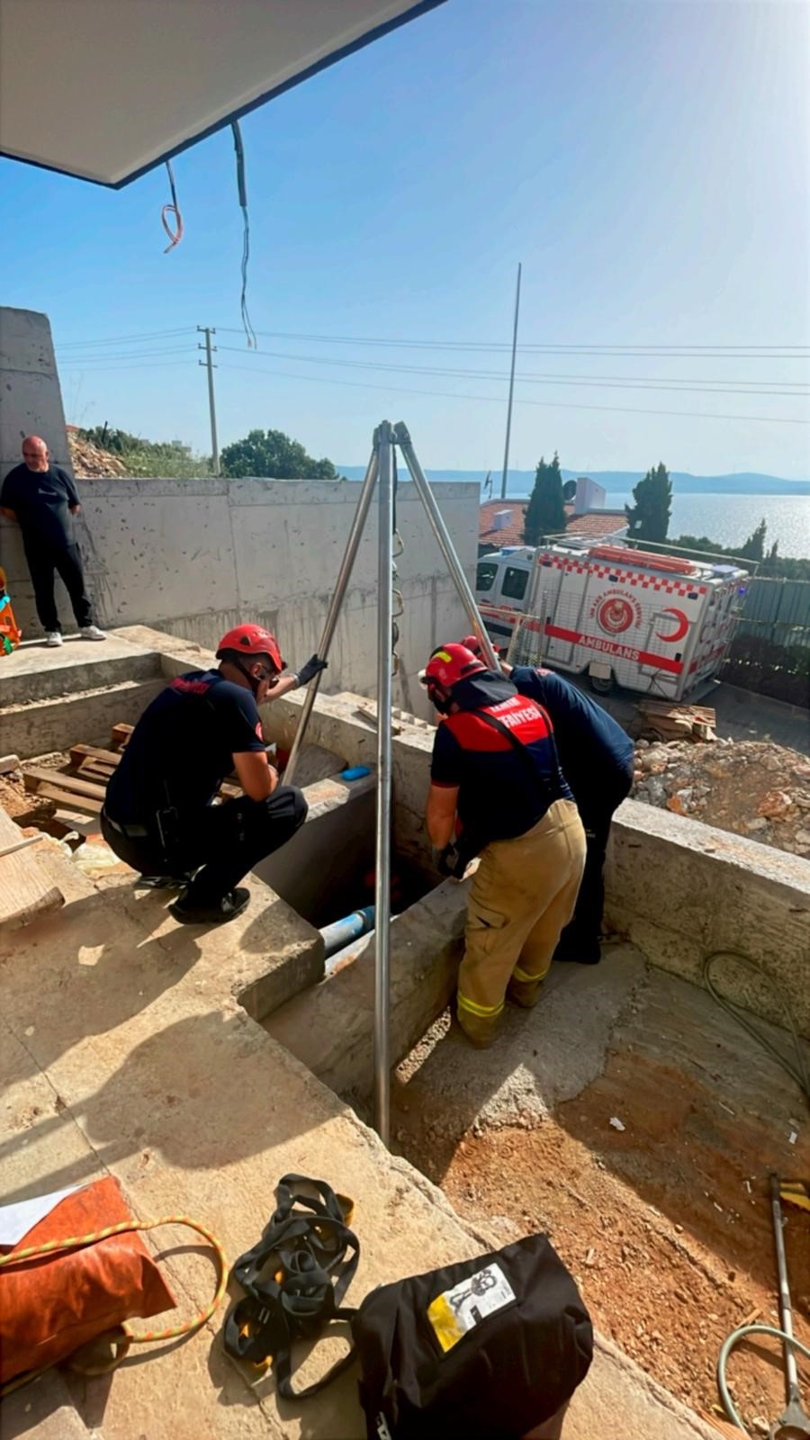 İZMİR'DE KUYUYA DÜŞEN YAŞLI KADIN KURTARILDI