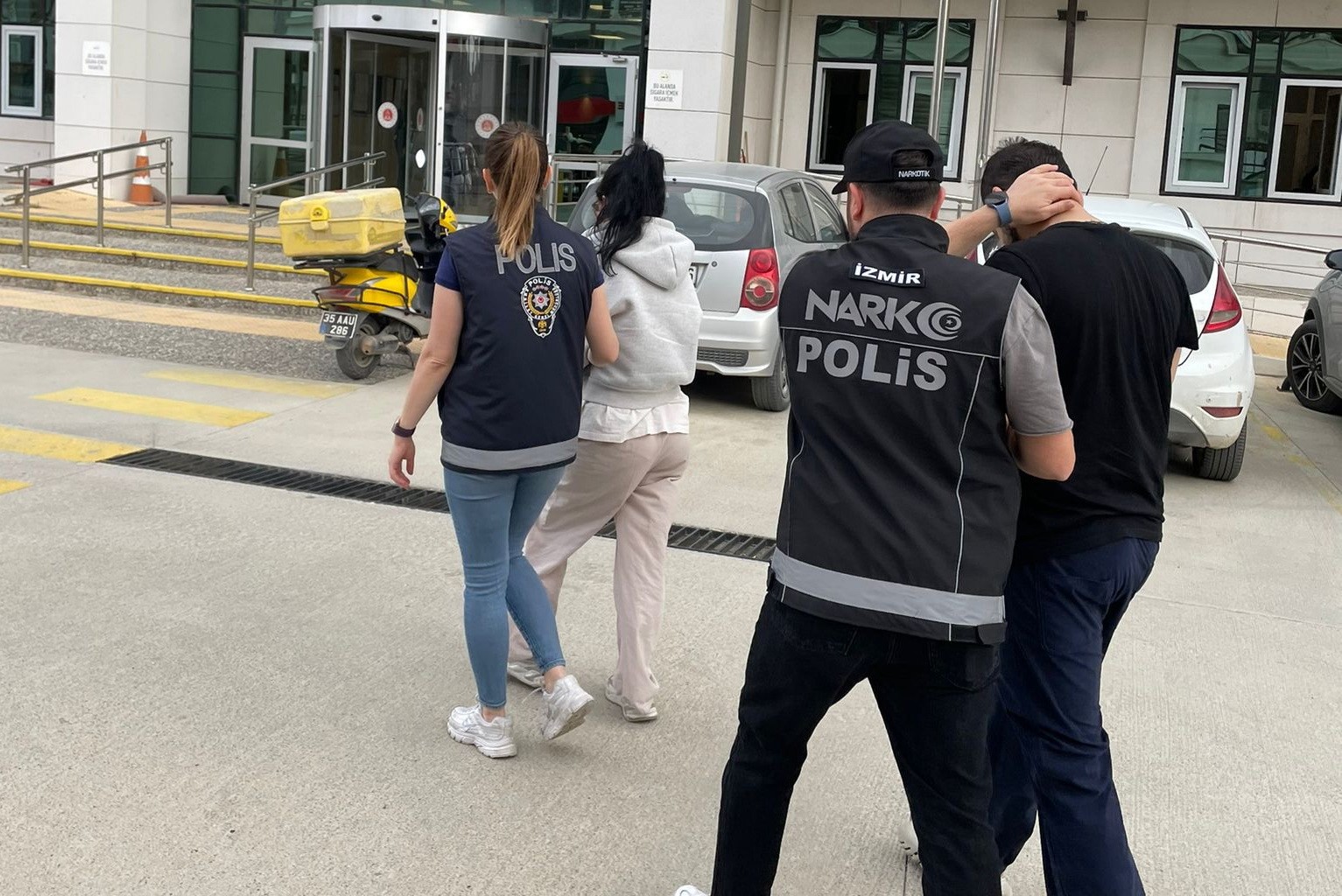 İZMİR'İN TURİSTİK İLÇELERİNDE ZEHİR TACİRLERİNE OPERASYON