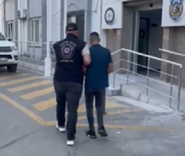 BİRİ KIRMIZI BÜLTENLE ARANAN 2 CİNAYET FİRARİSİ İZMİR'DE YAKALANDI