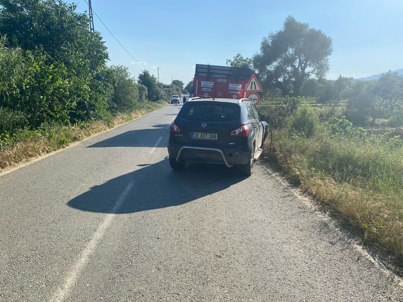 ÖDEMİŞ'TE ZİNCİRLEME KAZA: 2 YARALI