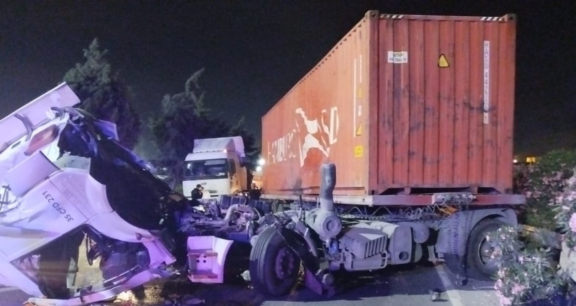 KONTEYNER YÜKLÜ TIR BARİYERLERE ÇARPTI: 2 YARALI