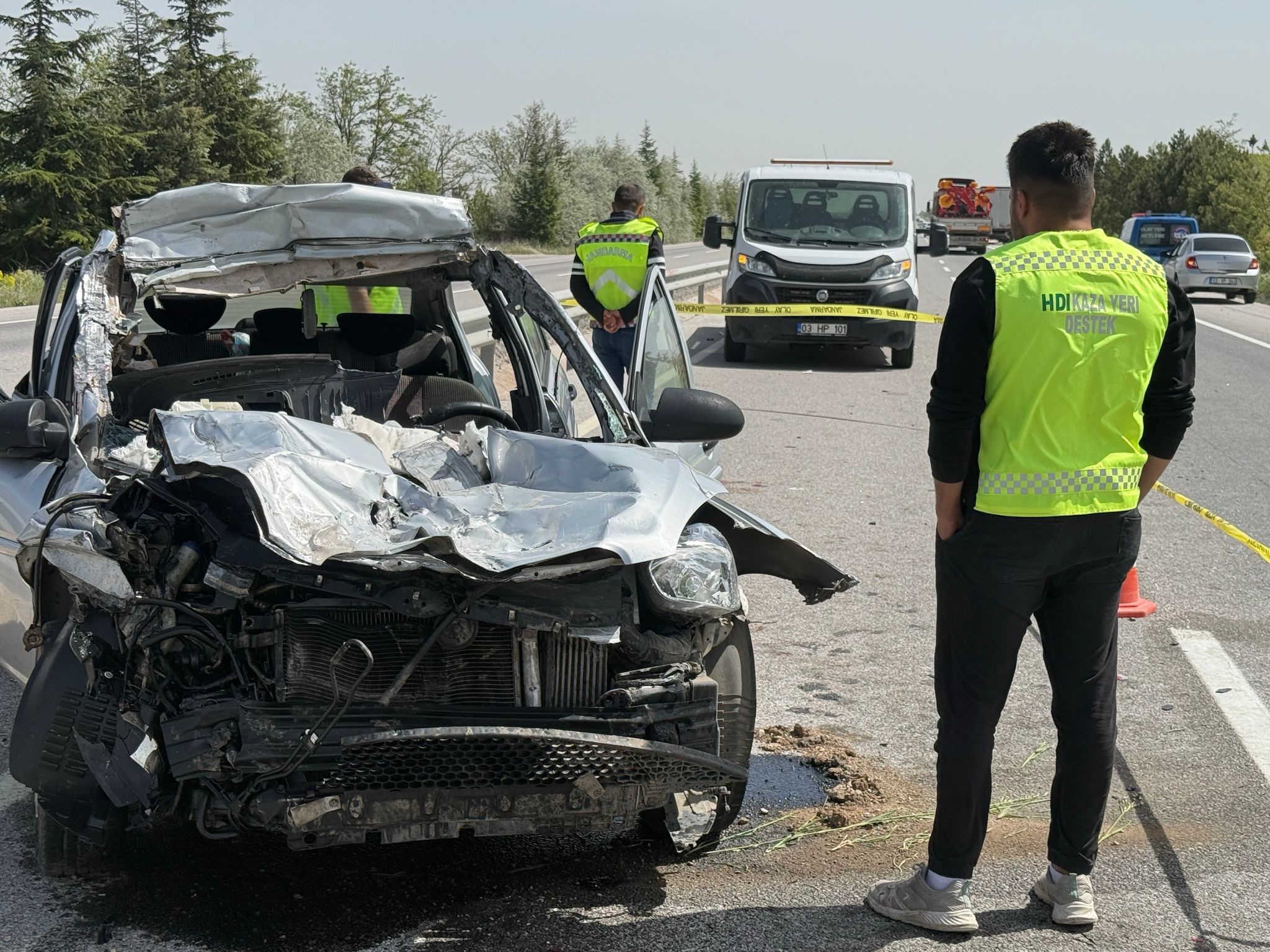 OTOMOBİL TIRA ARKADAN ÇARPTI: 1 ÖLÜ, 4 YARALI