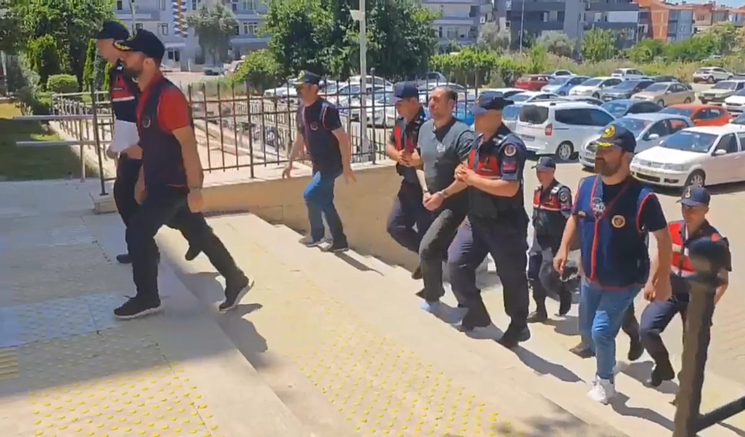 ÖDEMİŞ'TE 10 AYRI SUÇTAN 124 YIL HAPİSLE ARANIYORDU, JANDARMADAN KAÇAMADI