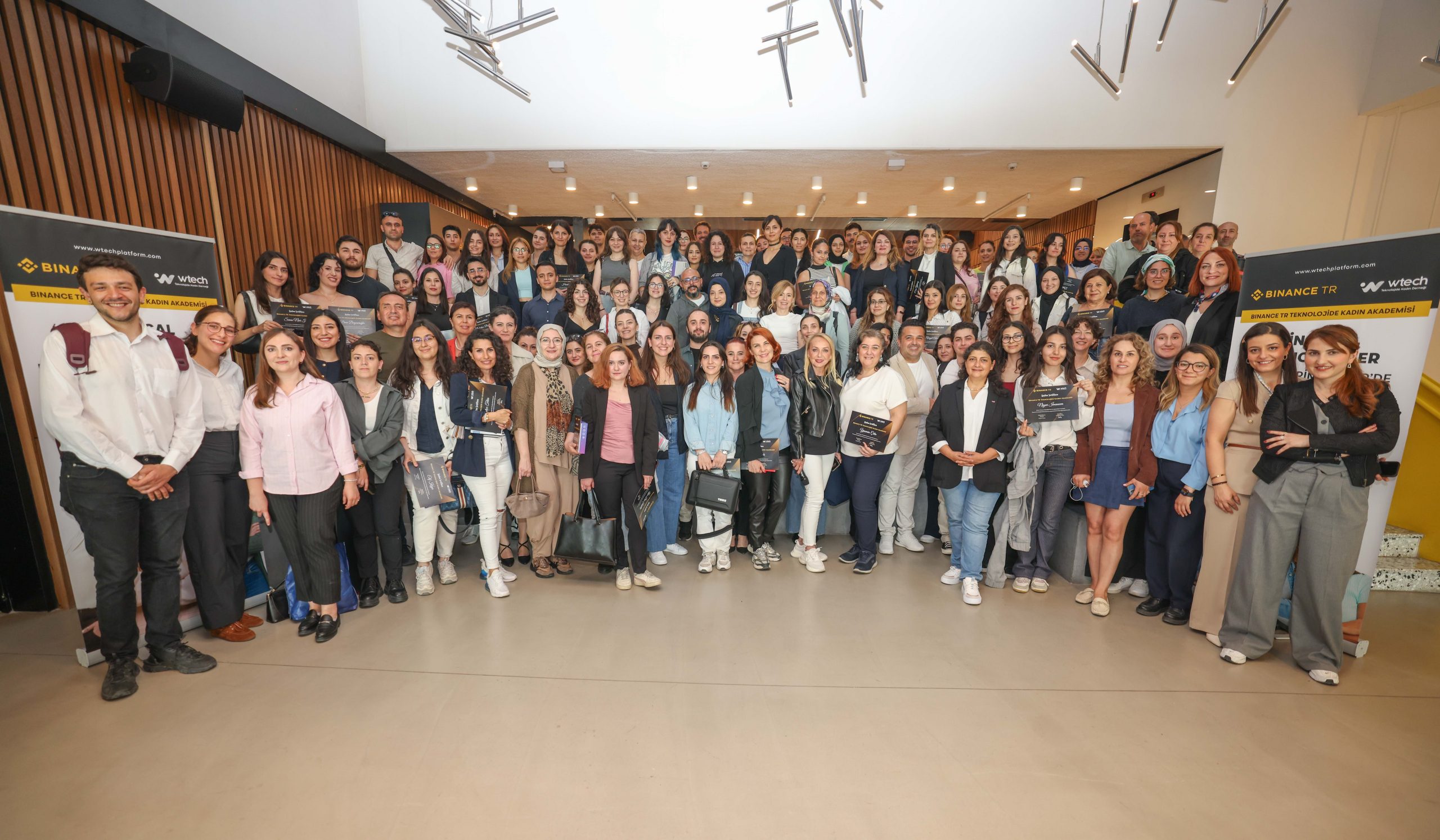 BİNANCE TR TEKNOLOJİDE KADIN AKADEMİSİ İZMİR'DE 200 KADINLA BULUŞTU