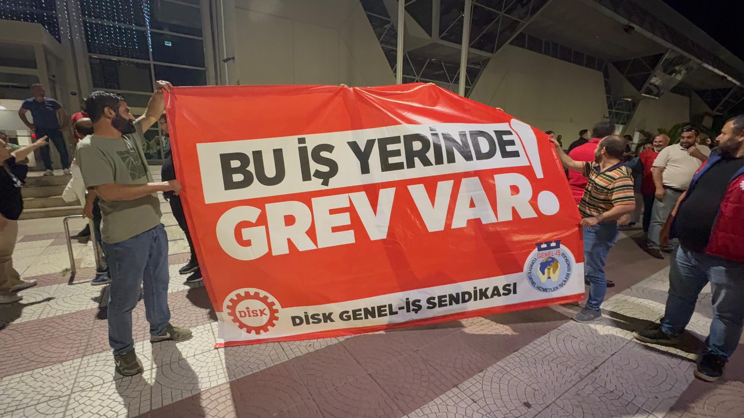 İZMİR'DE GREV BAŞLADI, ULAŞIMDA AKSAMALAR VAR