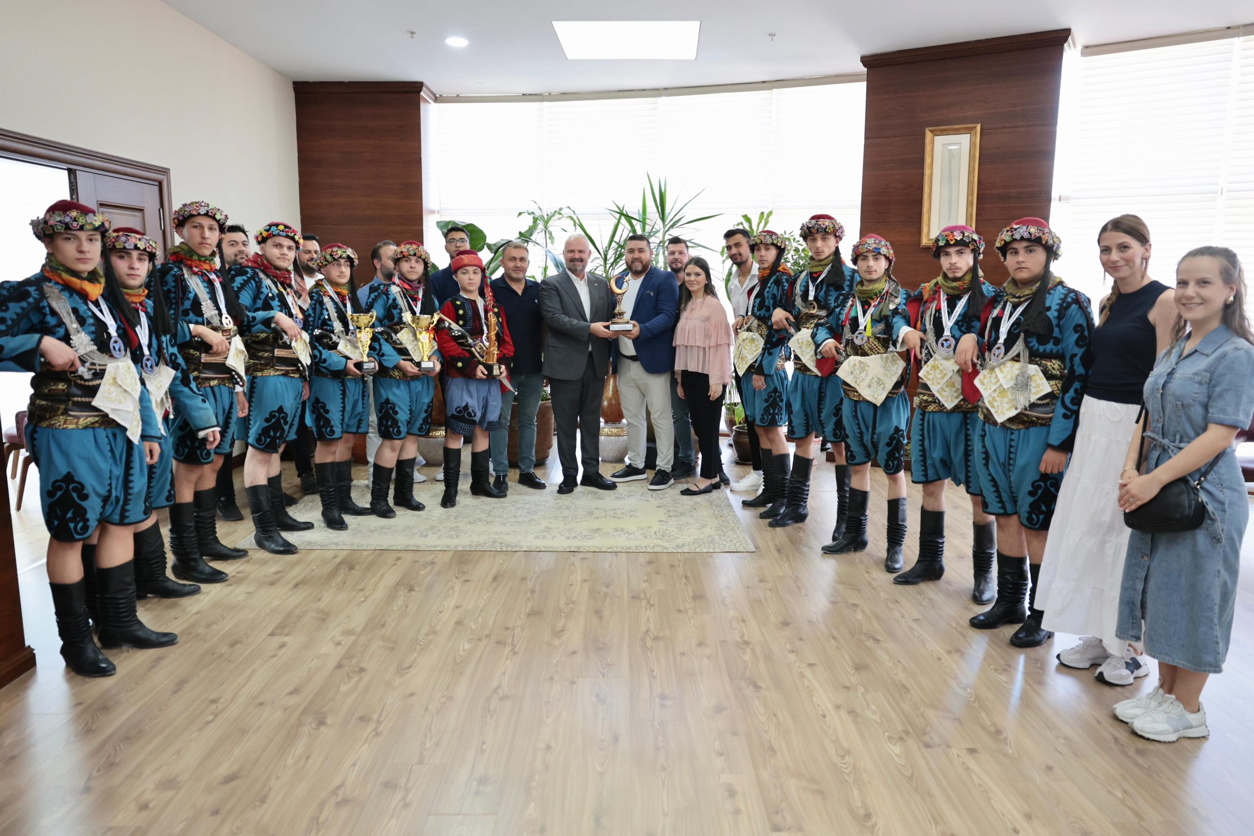 MENEMEN, HALK OYUNLARINDA TÜRKİYE ŞAMPİYONLUĞU GURURU YAŞADI