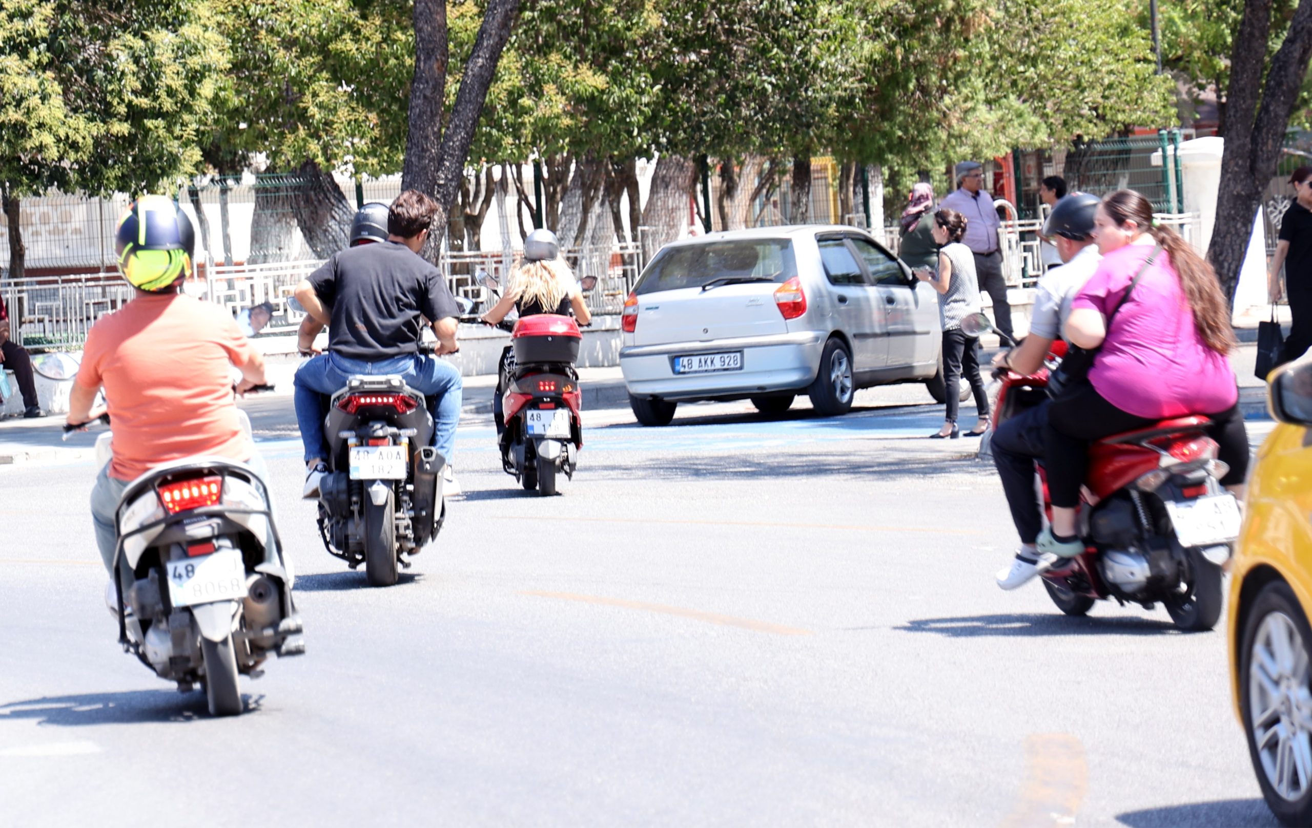 VİETNAM DEĞİL, MUĞLA MUĞLA NÜFUSUNUN DÖRTTE BİRİ MOTOSİKLET KULLANIYOR MOTOSİKLET SAYISININ OTOMOBİLDEN FAZLA OLDUĞU, TÜRKİYE'DE NÜFUS ORANINA GÖRE EN FAZLA MOTOSİKLETİN BULUNDUĞU MUĞLA'DA 6 AYDA 2 BİN 640 MOTOSİKLET KAZASI MEYDANA GELİRKEN, 14 KİŞİ HAYATINI KAYBETTİ