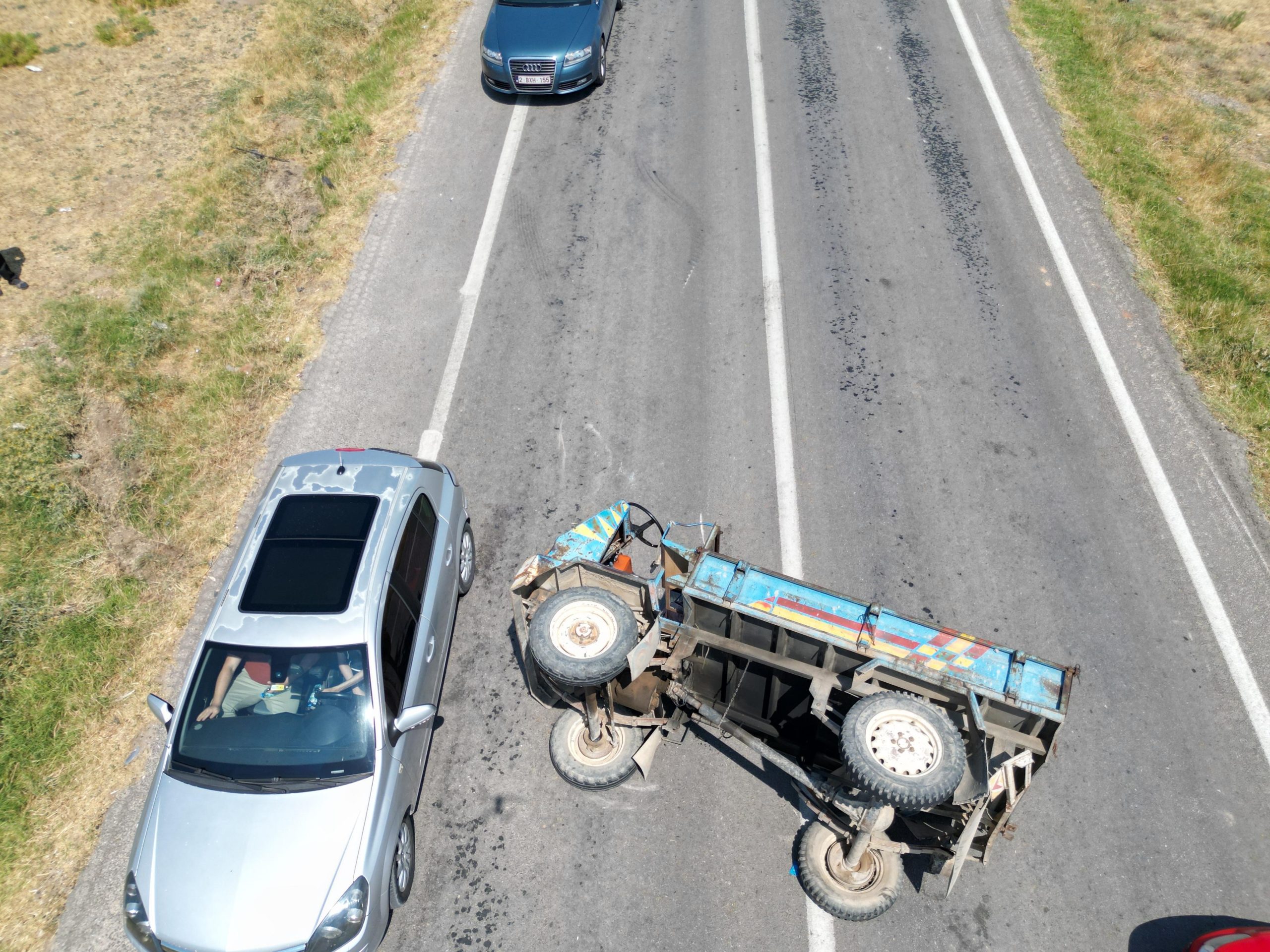 OTOMOBİLİN ÇARPTIĞI PATPAT YOL ORTASINA DEVRİLDİ, 1 KİŞİ YARALANDI