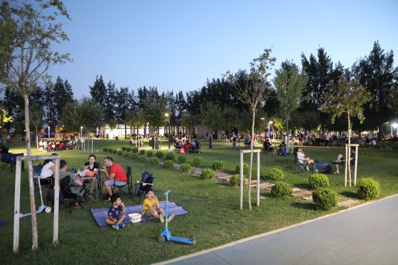 MİMAR SİNAN VE TEKSTİL PARKLARI AYDINLILARIN UĞRAK NOKTASI OLMAYA DEVAM EDİYOR