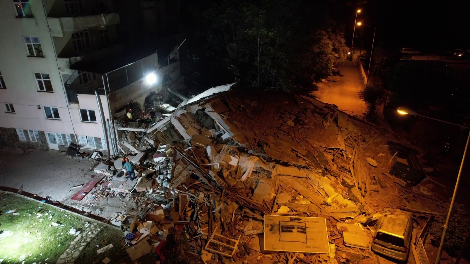 6,1'LİK DEPREMDE 1 KİŞİNİN HAYATINI KAYBETTİĞİ ENKAZ HAVADAN GÖRÜNTÜLENDİ