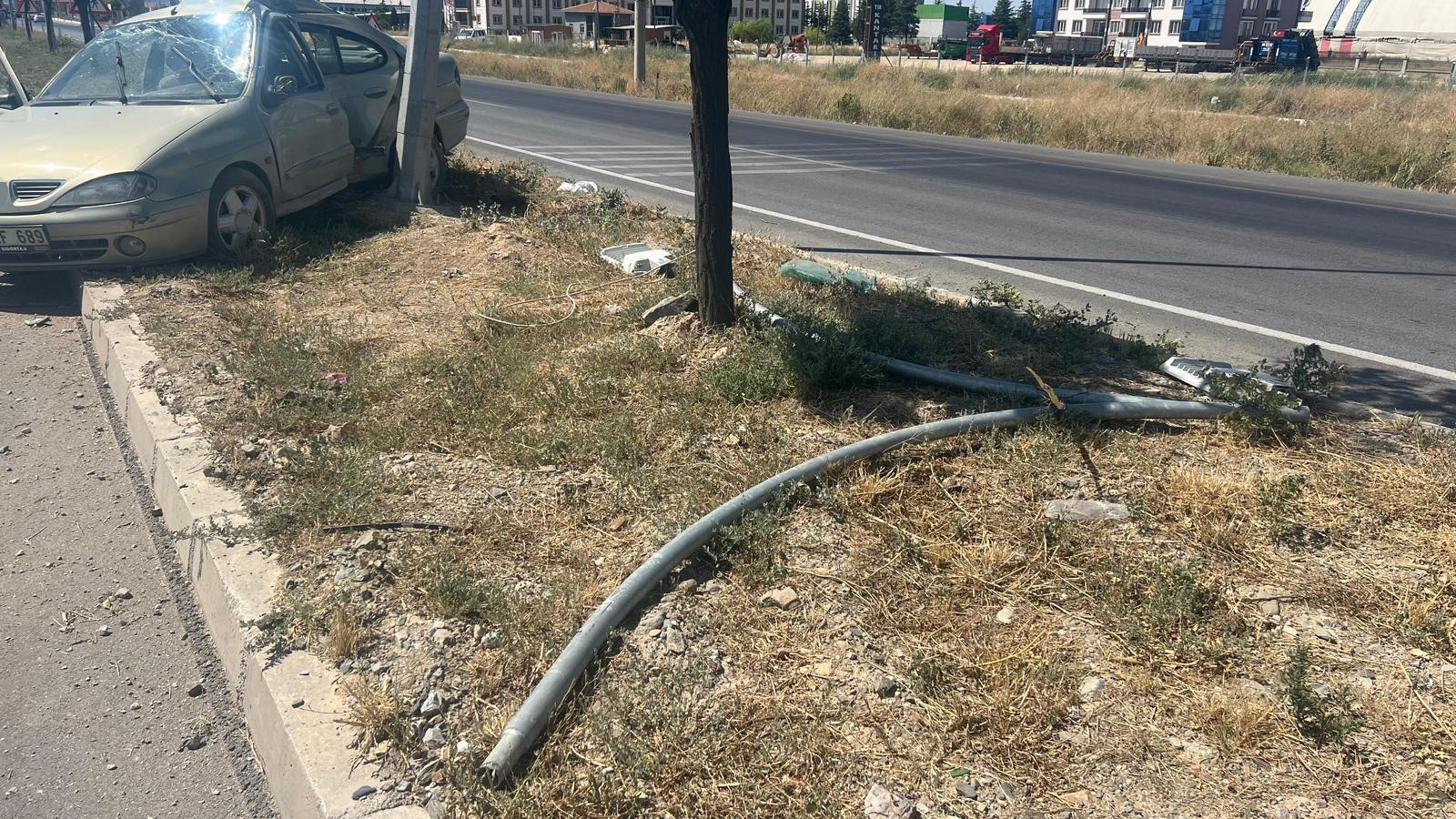 TIR VE OTOMOBİL ÇARPIŞTI, 1 KİŞİ YARALANDI