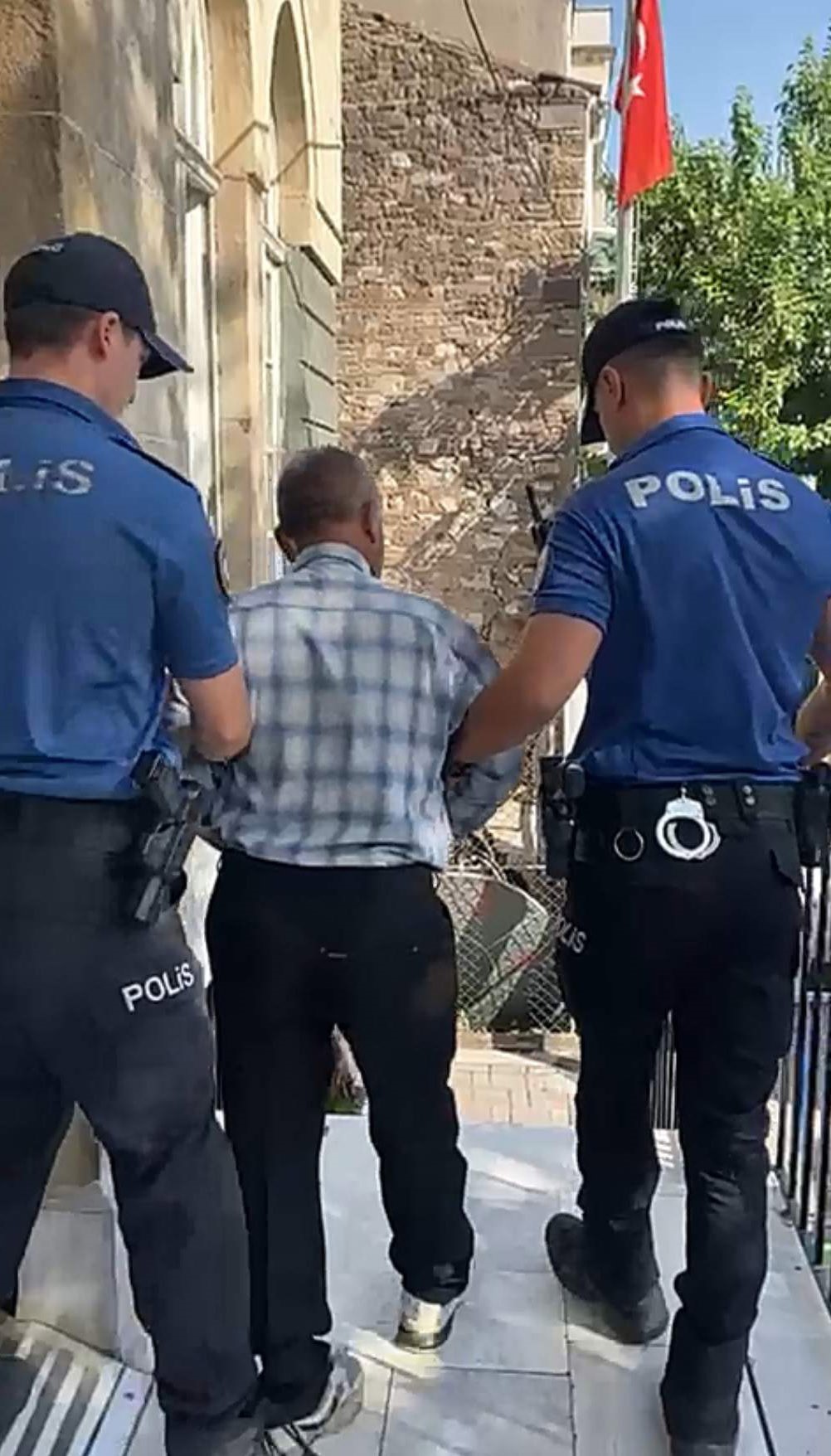 DOLANDIRICILIKTAN 18 YIL HAPİSLE ARANIYORDU, İZMİR'DE YAKALANDI