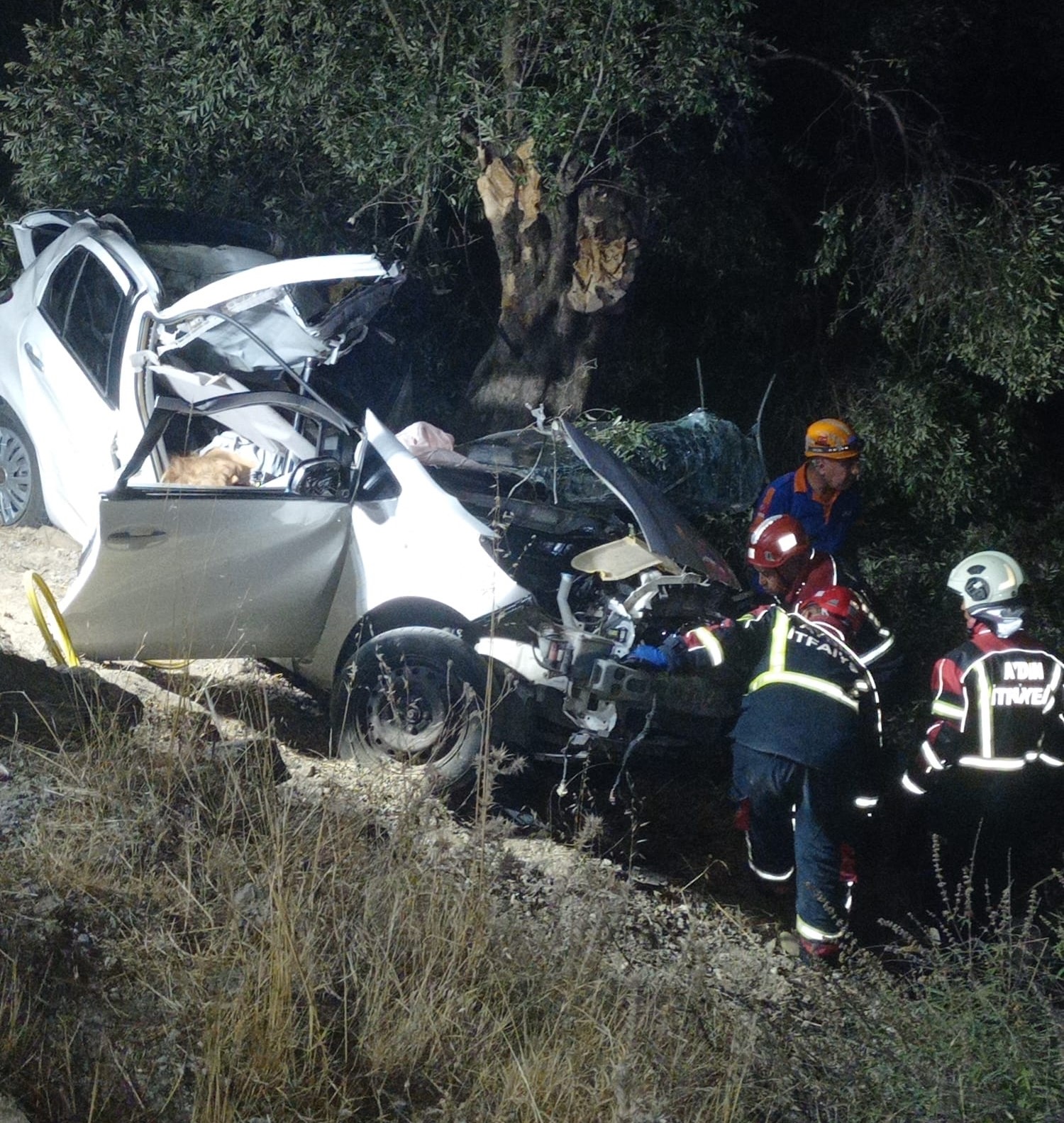 OTOMOBİL ZEYTİN BAHÇESİNE UÇTU: 2 ÖLÜ, 1 YARALI AĞACA ÇARPARAK DURAN OTOMOBİL HURDAYA DÖNDÜ