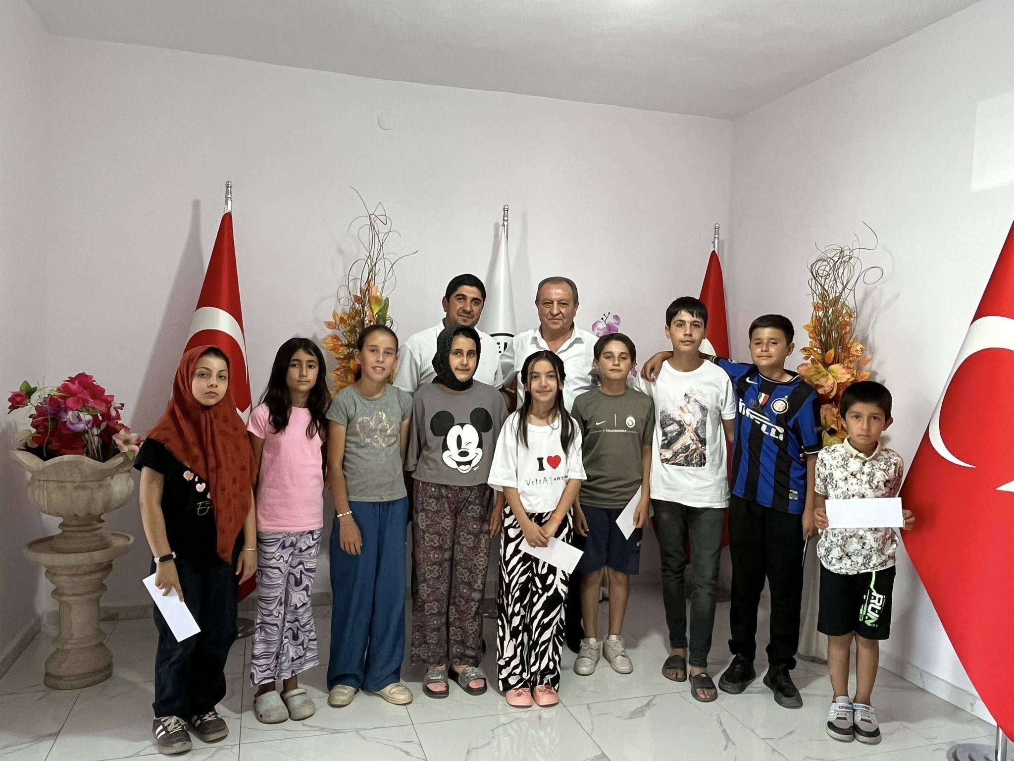 GÖMÜ KASABASINDA KUR'AN-I KERİM'E GEÇEN BAŞARILI ÖĞRENCİLERE ÖDÜL VERİLDİ