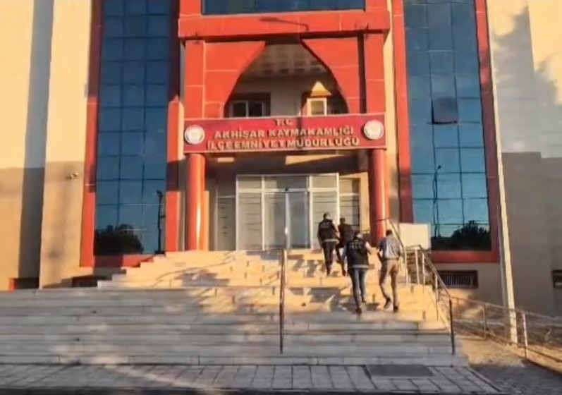 AKHİSAR'DA UYUŞTURUCU OPERASYONU: 2 TUTUKLAMA