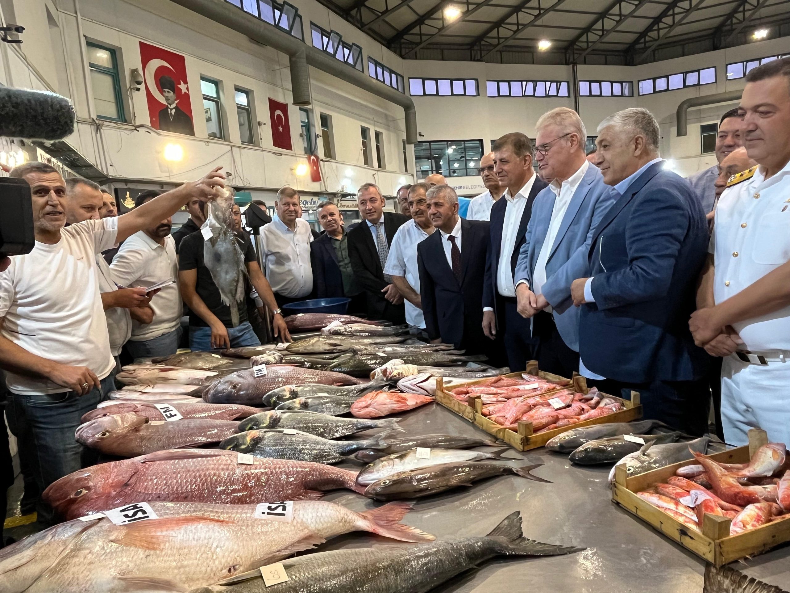 AV SEZONU BAŞLADI, İZMİR BALIK HALİ BEREKETLE DOLDU