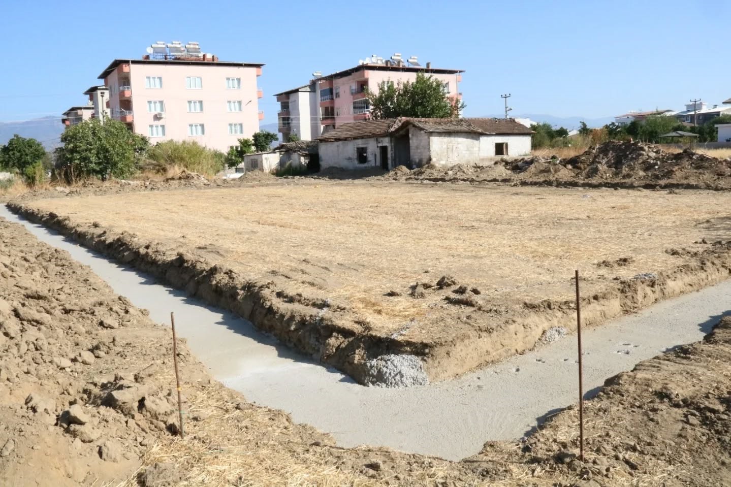 BAŞKAN ERCAN, HALI SAHA YAPIMINA BAŞLADIKLARINI DUYURDU