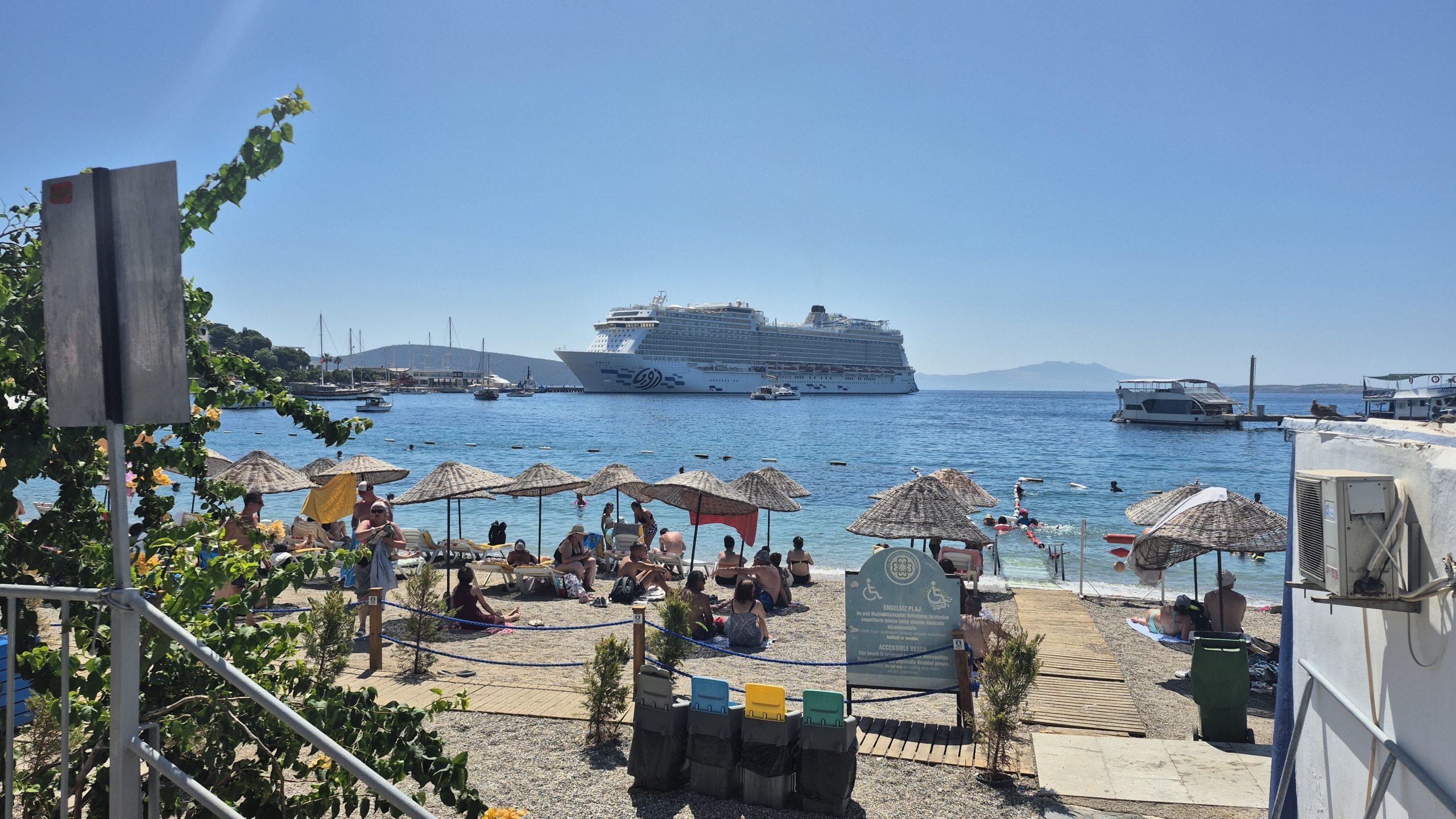 BODRUM'A, 2 BİN 683 YOLCUYLA GELDİ