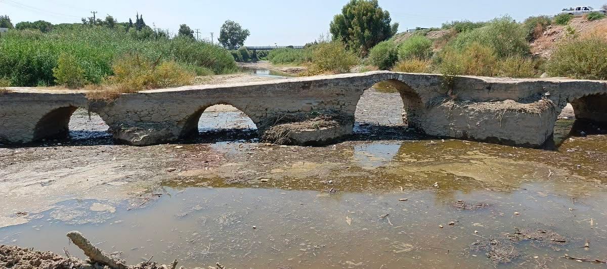 TAŞKÖPRÜ TEMİZLİĞİNDE TARİHİ SÜTUN PARÇASI BULUNDU
