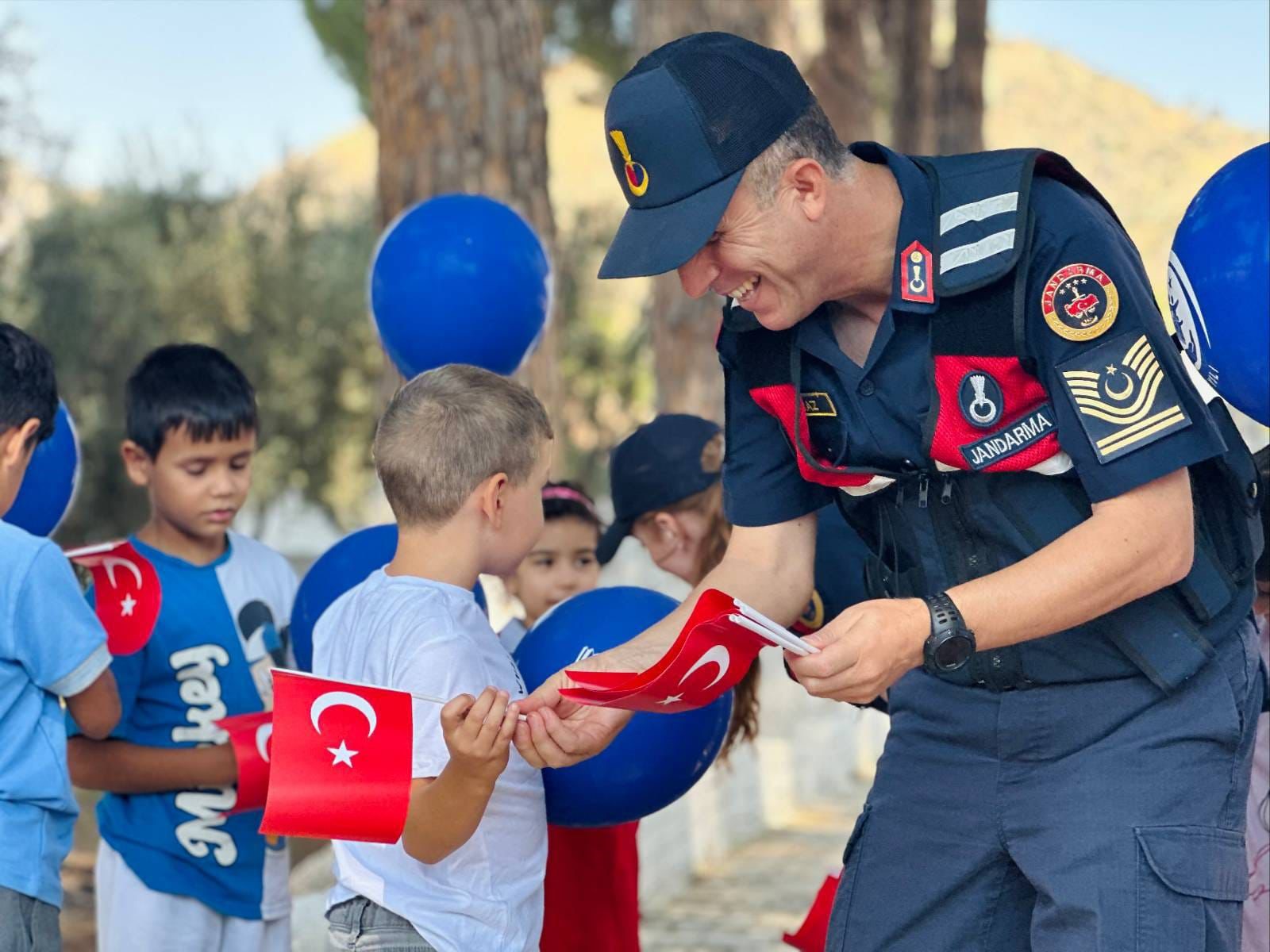 JANDARMADAN ÖĞRENCİLERE TÜRK BAYRAĞI